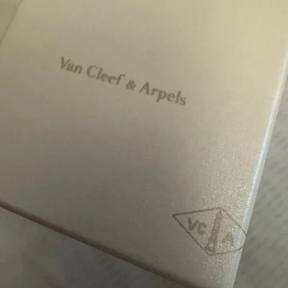 Van Cleef & Arpels 💯% Authentic luxury Green Velvety Jewelry or storage Box Set - Picture 8 of 8